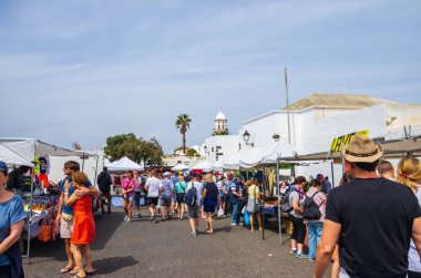 Teguise, Lanzarote, Kanarya Adaları, İspanya - 24 Mart 2019: Teguise kasaba ile geleneksel bir pazarın her Pazar çok sayıda ziyaretçi ve sokakları, mağazaları tam turistlere çekiyor.