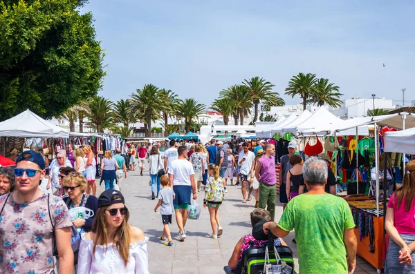 Teguise, Lanzarote, Kanarya Adaları, İspanya - 24 Mart 2019: Teguise kasaba ile geleneksel bir pazarın her Pazar çok sayıda ziyaretçi ve sokakları, mağazaları tam turistlere çekiyor.