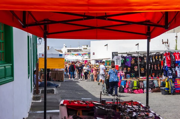 Teguise, Lanzarote, Îles Canaries, Espagne - 24 mars 2019 : Le marché traditionnel de la ville de Teguise attire comme chaque dimanche un grand nombre de visiteurs et de touristes dans ses rues, pleines de boutiques — Photo