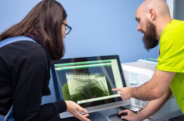 Bir bilgisayarda bir istemci için bir x-ışını gösteren veteriner