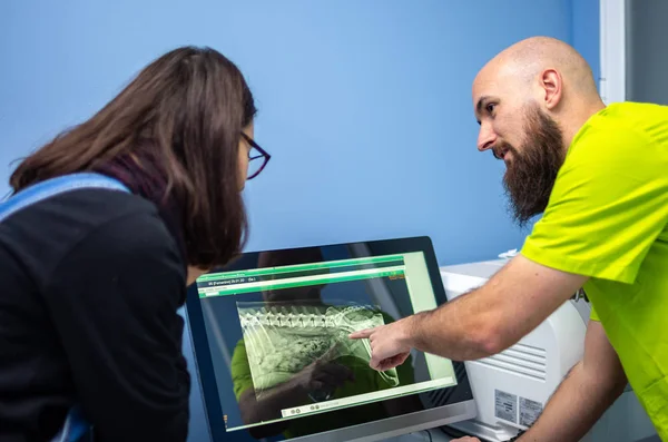 Bir bilgisayarda bir istemci için bir x-ışını gösteren veteriner