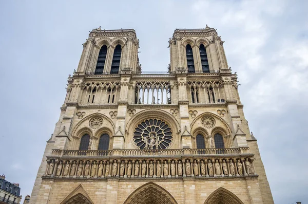 Paris Notre Dame Katedrali cephe ve kuleleri