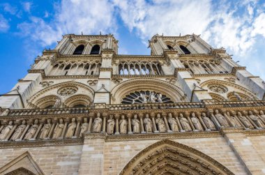 Notre Dame kuleleri ve Gargoyles.