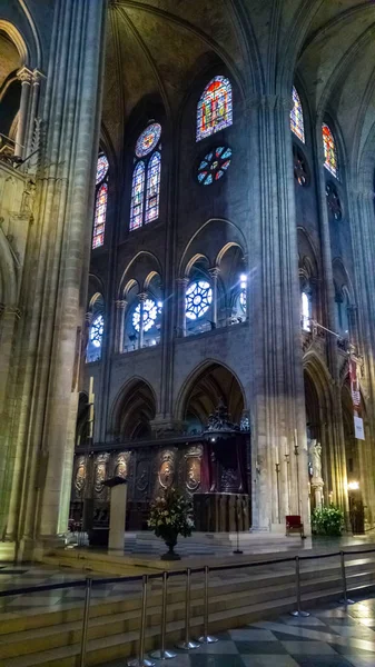パリ、フランス-10 月17日、2016: ノートルダム・ド・パリ大聖堂、列の内部ビューと大聖堂のステンドグラス. — ストック写真
