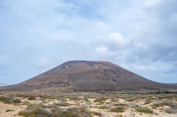 Volcanic and desert landscape of La Graciosa island — Stock Photo, Image