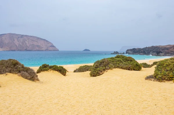 Landschap van het strand Playa de las Conchas op het eiland La Graciosa — Stockfoto