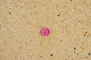 Gelgit tarafından getirilen kum plastik ve enkaz