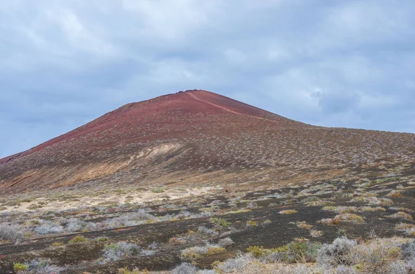 Vulkanisch en woestijn landschap van het eiland La Graciosa — Stockfoto