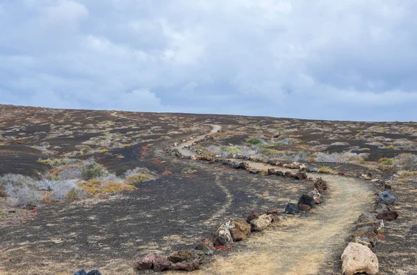 Vulkanisch pad gemaakt door rotsen — Stockfoto