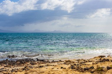 La Graciosa adasında bir plajdan görülen Lanzarote Kayalıkları