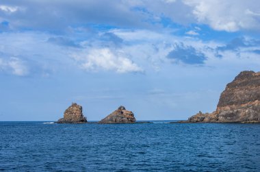 Deniz kırma dalgaları ile Lanzarote kıyısında Roques