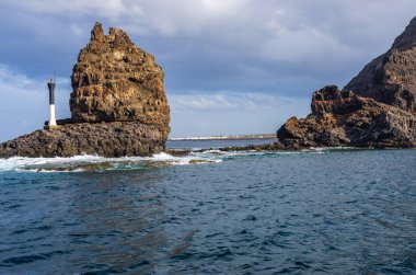 Deniz kırma dalgaları ile Lanzarote kıyısında Roques