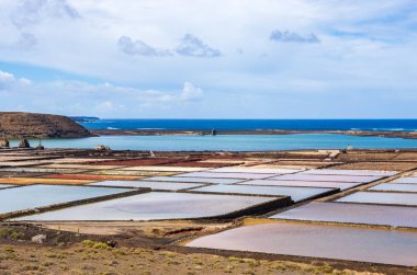 Lanzarote'de Salinas de Janubio adlı tuz daireleri