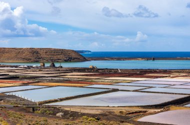 Lanzarote'de Salinas de Janubio adlı tuz daireleri