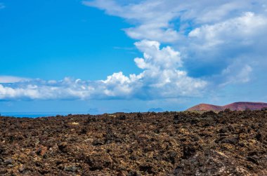 Timanfaya milli parkında volkanlar ve katılaşmış lav Manzara