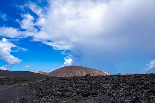 Paisagem de vulcões e lava solidificada no parque nacional de Timanfaya — Fotografia de Stock