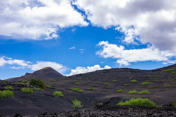 Paisagem de vulcões e lava solidificada no parque nacional de Timanfaya — Fotografia de Stock