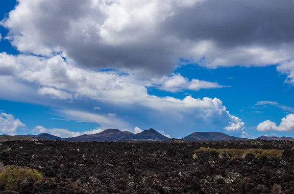 Táj vulkánok és megszilárdult láva Timanfaya Nemzeti Park — Stock Fotó