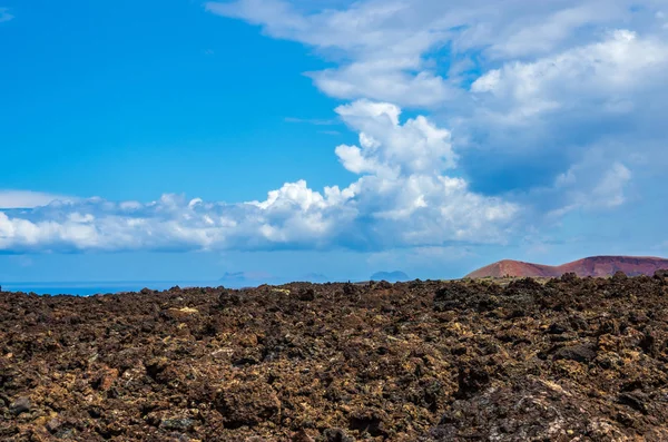 Landschap van vulkanen en gestijde lava in Timanfaya National Park — Stockfoto