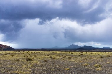 Timanfaya volkanlar üzerinde bir fırtına Manzara