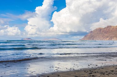 Arka planda takımadalar Chinijo adaları ile düşük gelgit Famara plaj