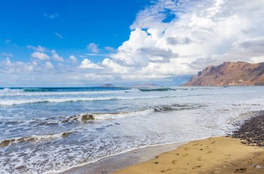 Arka planda takımadalar Chinijo adaları ile düşük gelgit Famara plaj
