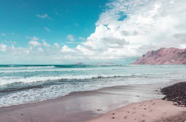 Arka planda takımadalar Chinijo adaları ile düşük gelgit Famara plaj