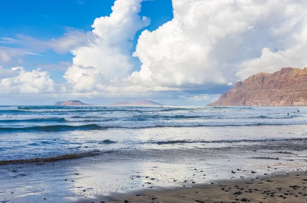 Arka planda takımadalar Chinijo adaları ile düşük gelgit Famara plaj