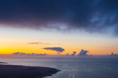 Gün batımında Lanzarote sahil şeridi manzara