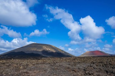 Timanfaya milli parkında volkanlar ve katılaşmış lav Manzara