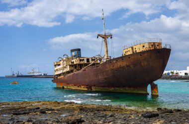Arka planda Arrecife Limanı ile Temple Hall gemi enkazı yakından görünümü