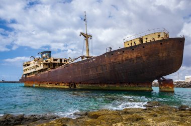 Arka planda Arrecife Limanı ile Temple Hall gemi enkazı yakından görünümü