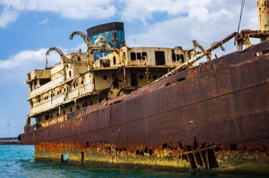 Arka planda Arrecife Limanı ile Temple Hall gemi enkazı yakından görünümü