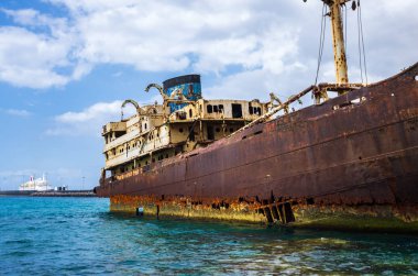 Arka planda Arrecife Limanı ile Temple Hall gemi enkazı yakından görünümü