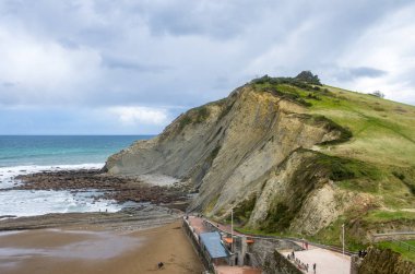 Kayalıkların panoraması ve Zumaia, Bask Ülkesi'nin sinekliği