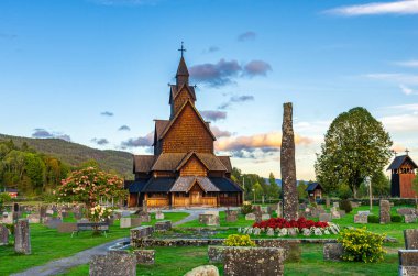 Gün batımında Norveç'te Heddal stave kilise