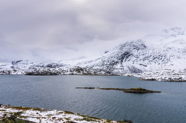 Paesaggio di montagne innevate e cielo nuvoloso in Norvegia in estate — Foto Stock