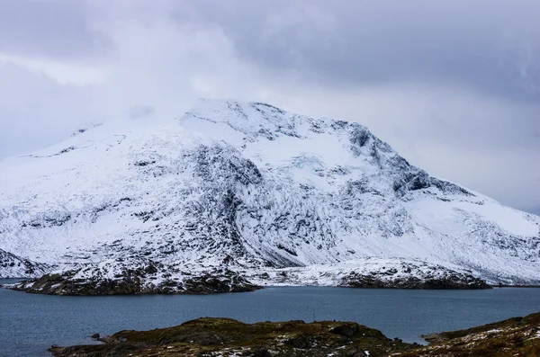 Paesaggio di montagne innevate e cielo nuvoloso in Norvegia in estate — Foto Stock