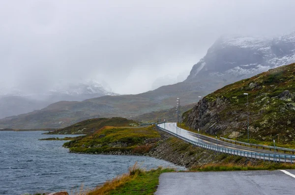 Estrada pelas terras altas norueguesas do Parque Nacional Hardangervidda — Fotografia de Stock