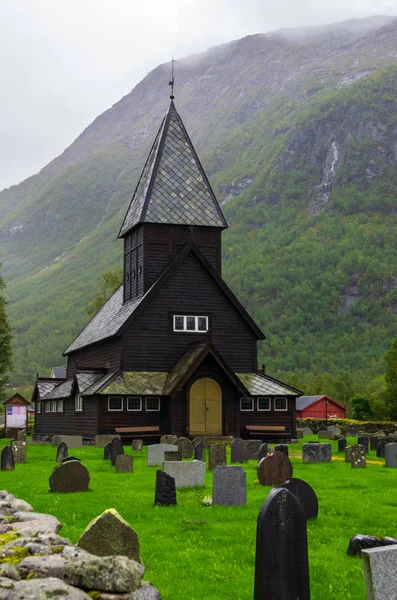 Piccola e nera chiesa vichinga in Norvegia — Foto Stock