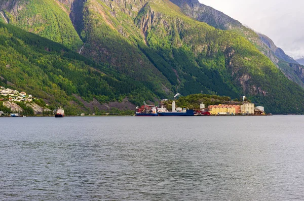 Paysage du fjord Hardanger vu du village d'Odda — Photo