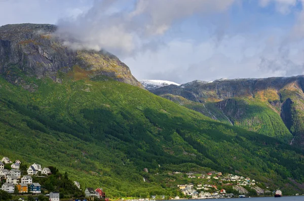 Paisaje del fiordo Hardanger visto desde el pueblo de Odda — Foto de Stock