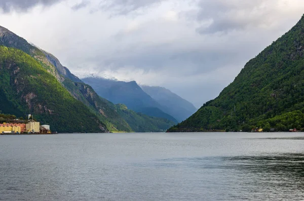 Landscape of the Hardanger fjord seen from the village of Odda — Stock Photo, Image