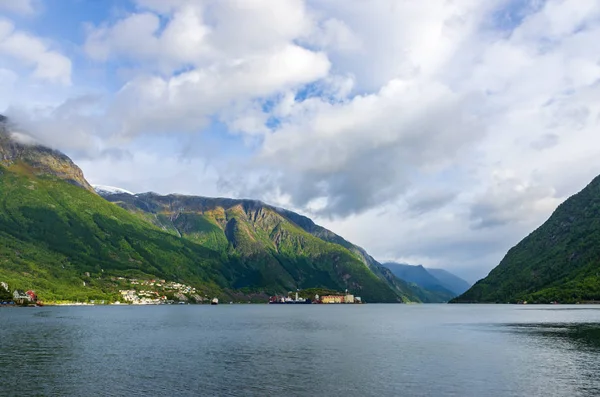 Krajina fjordu Hardanger viděného z městečka Odda — Stock fotografie