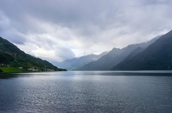 Paisagem de Hardangerfjord em um dia nublado — Fotografia de Stock