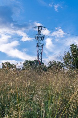 Kırsalda yüksek voltaj Kulesi