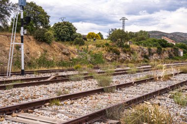 İki yakındaki otlatma ile terk edilmiş tren yolu