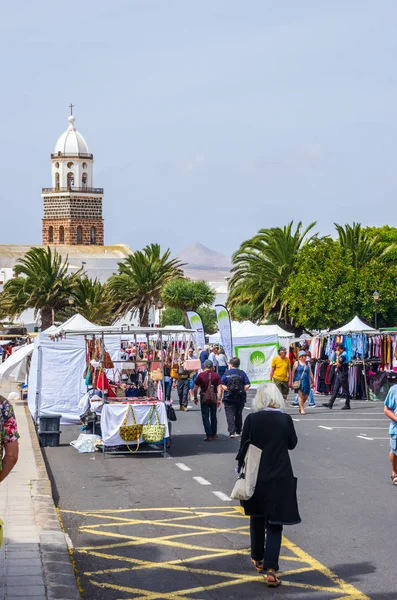 Teguise, Lanzarote, Îles Canaries, Espagne - 24 mars 2019 : Le marché traditionnel de la ville de Teguise attire comme chaque dimanche un grand nombre de visiteurs et de touristes dans ses rues, pleines de boutiques — Photo