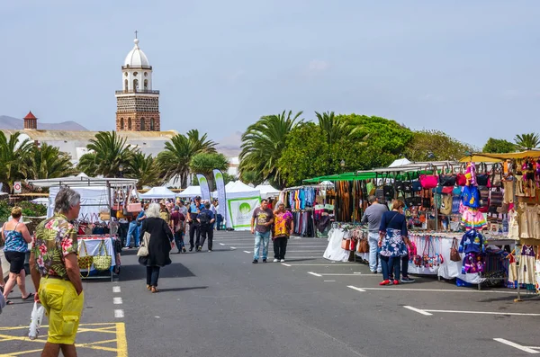 Teguise, Lanzarote, Kanarya Adaları, İspanya - 24 Mart 2019: Teguise kasaba ile geleneksel bir pazarın her Pazar çok sayıda ziyaretçi ve sokakları, mağazaları tam turistlere çekiyor.