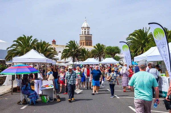 Teguise, Lanzarote, Kanarya Adaları, İspanya - 24 Mart 2019: Teguise kasaba ile geleneksel bir pazarın her Pazar çok sayıda ziyaretçi ve sokakları, mağazaları tam turistlere çekiyor.